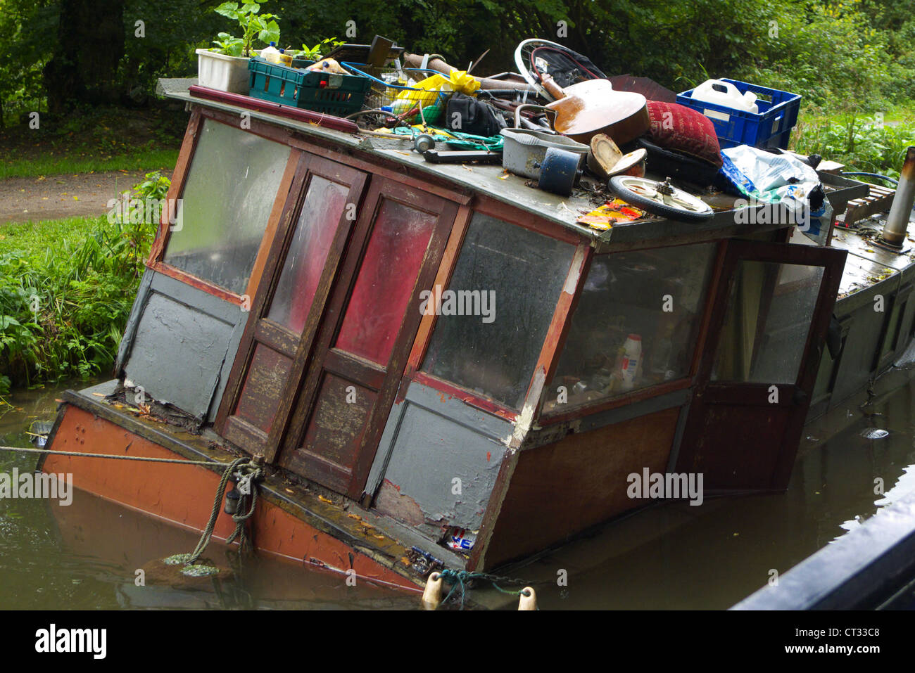 Naufrage barge Bateau sur un canal près de Bradford on Avon Banque D'Images