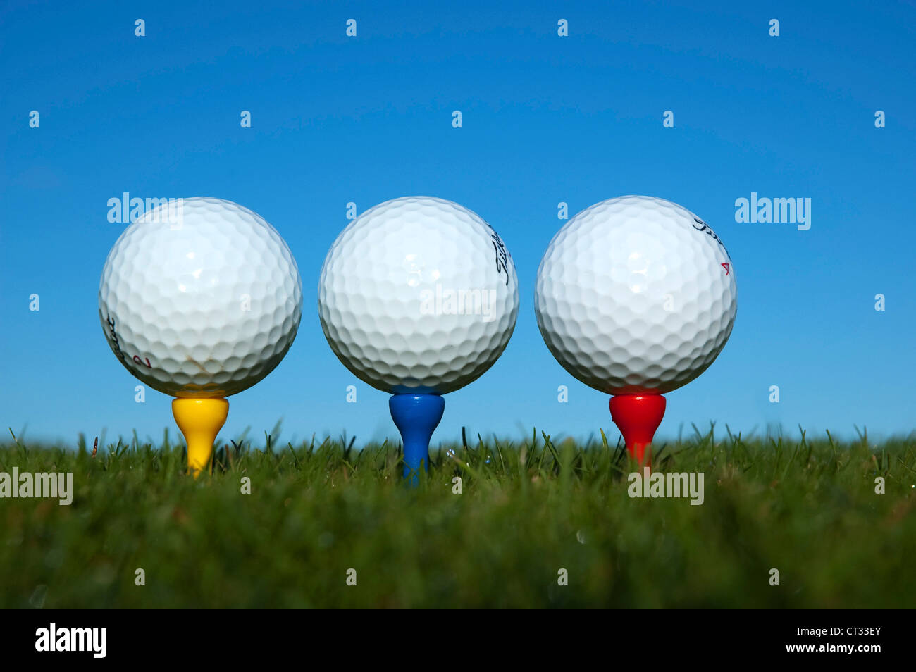 Trois golfs balls on tees Banque D'Images