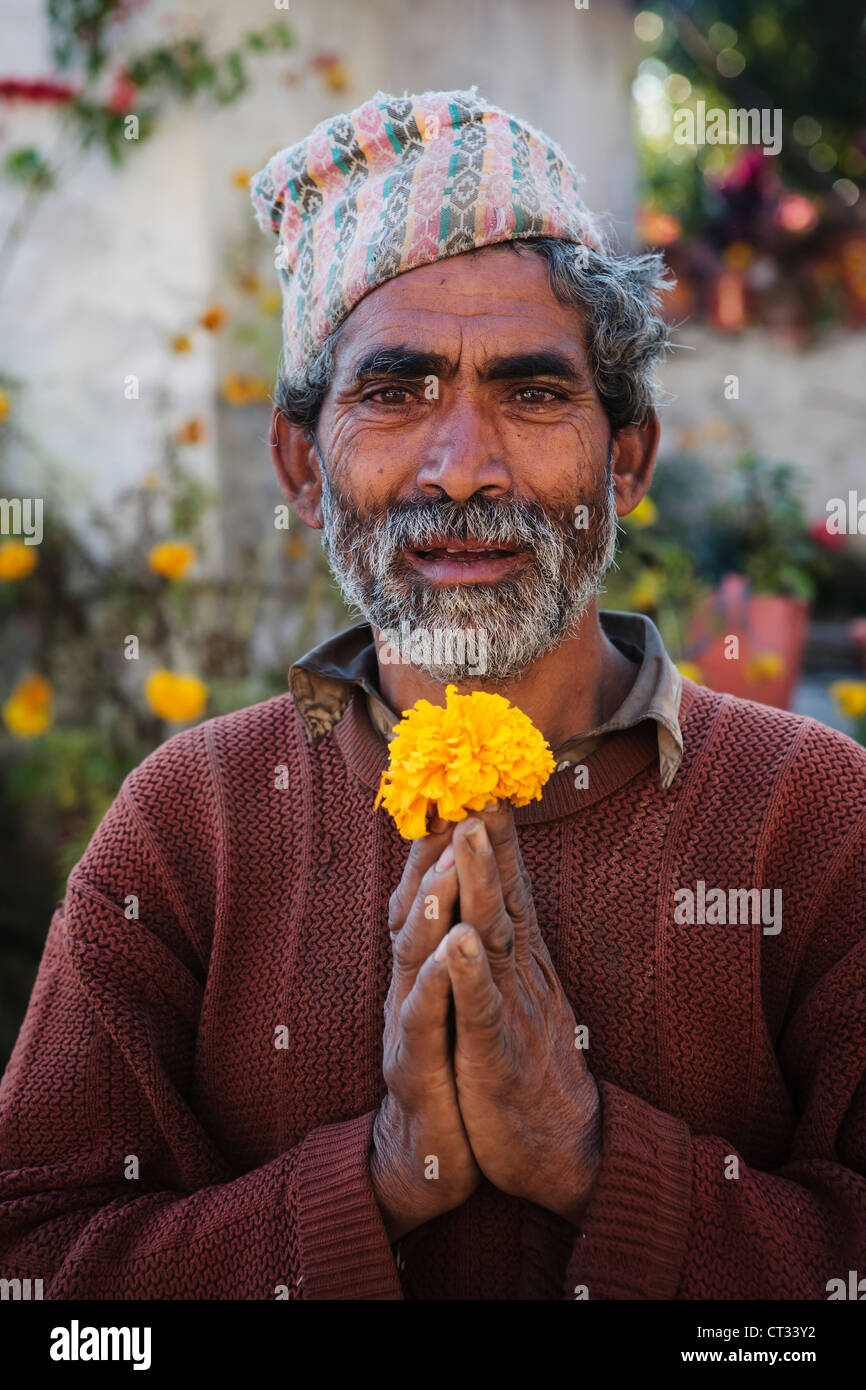 Portrait d'un homme Holding Flower, Gharmi, Pokhara, Népal, Gandak Banque D'Images
