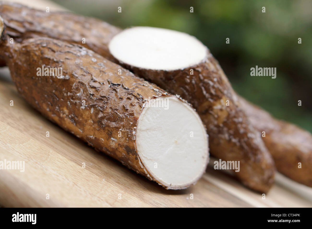 Le manioc, yuca, Mogo, manioc, coupées en deux Banque D'Images