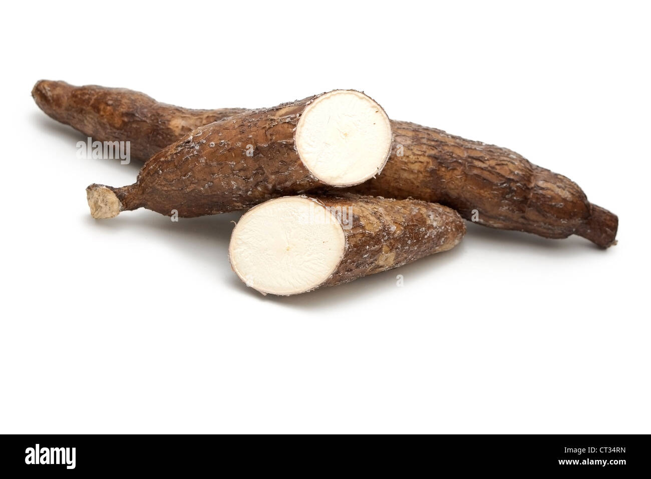 Le manioc, yuca, Mogo, manioc, entiers, coupés en deux Banque D'Images