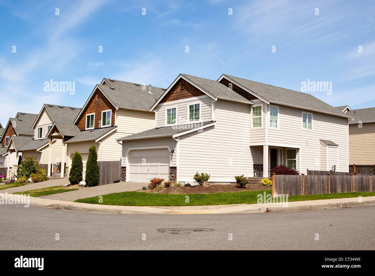 De belles maisons avec ciel bleu et paysage verdoyant Banque D'Images