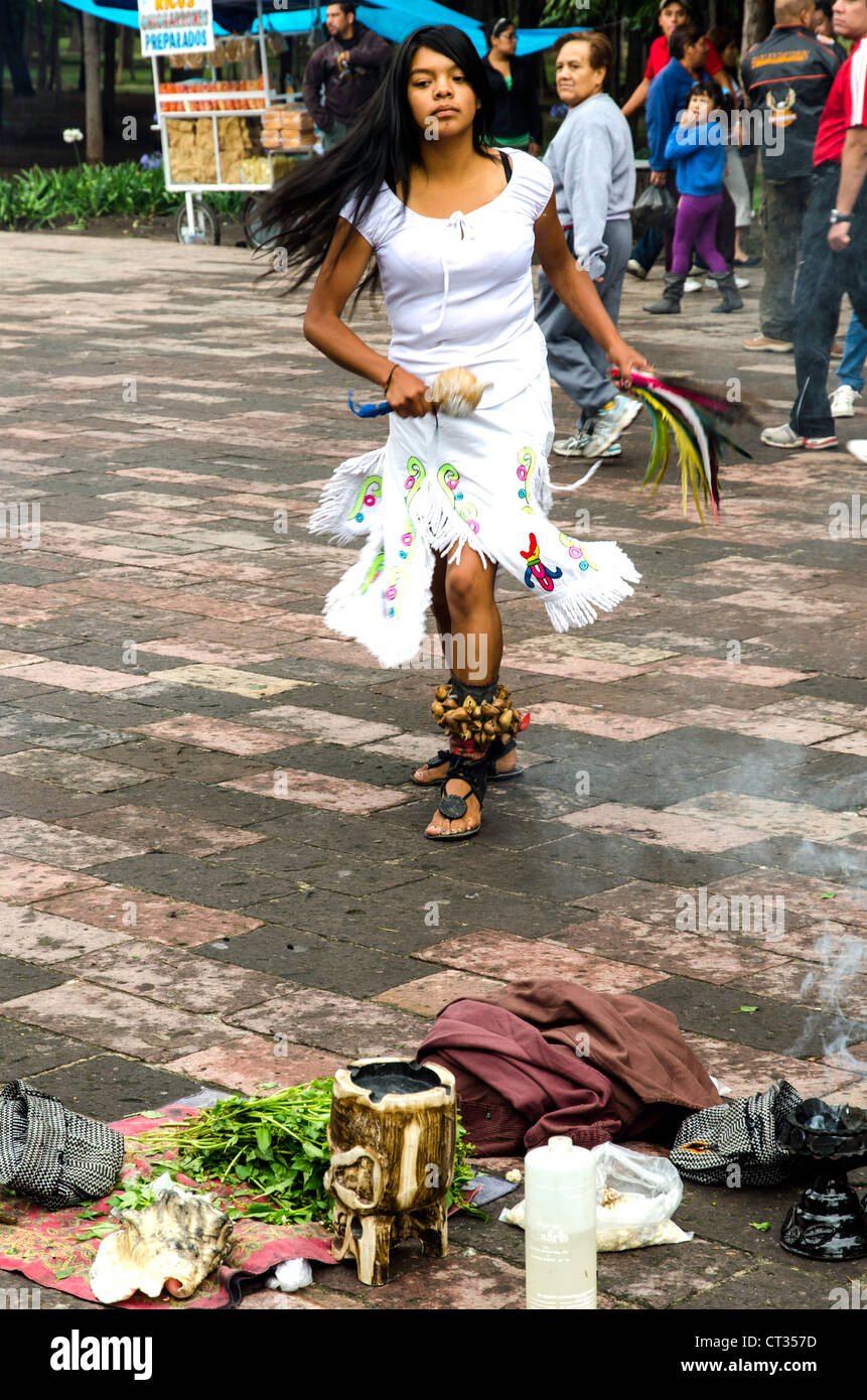 Des danseurs traditionnels rue Aztèque Mexico Mexique Amérique Centrale Banque D'Images