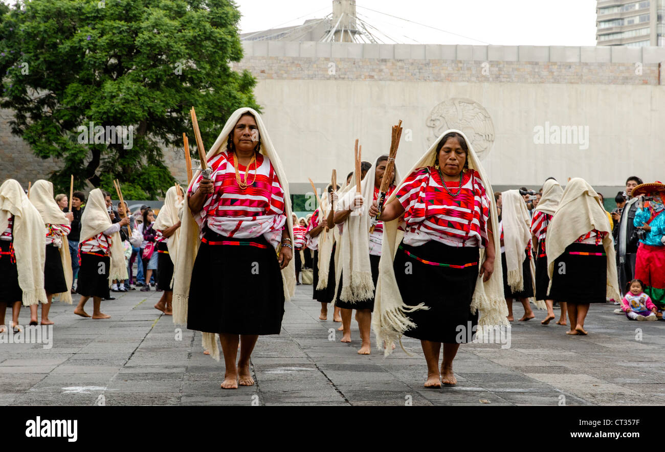 Les femmes en costume traditionnel Mexicain Mexico Mexique Amérique Centrale Banque D'Images