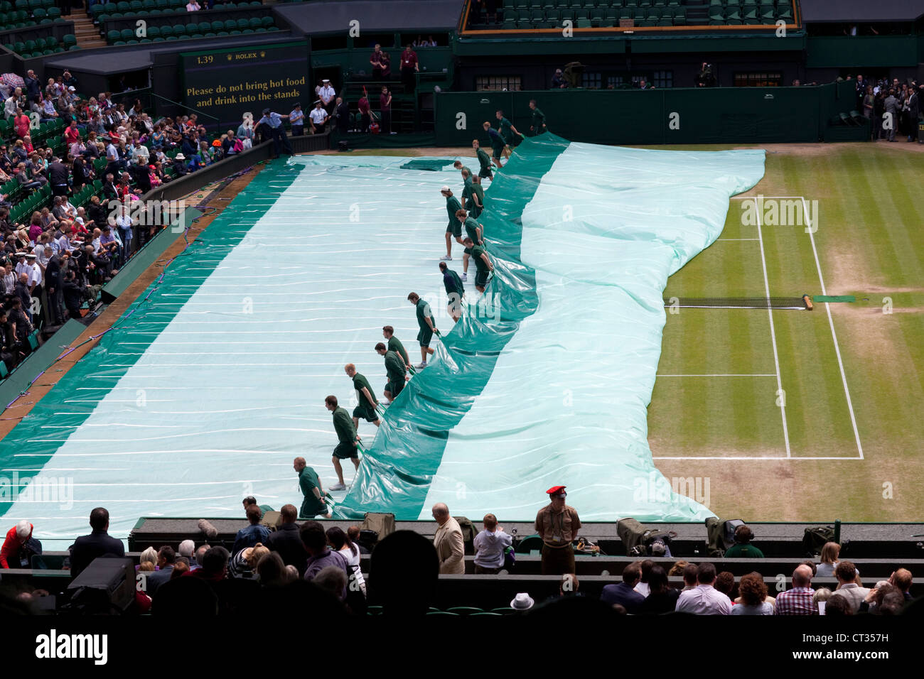 Finale du championnat de Wimbledon Hommes 2012 Roger Federer vs Andy Murray couvre sur. Tiré plus de toit. Troisième série, un jeu de tous. Banque D'Images