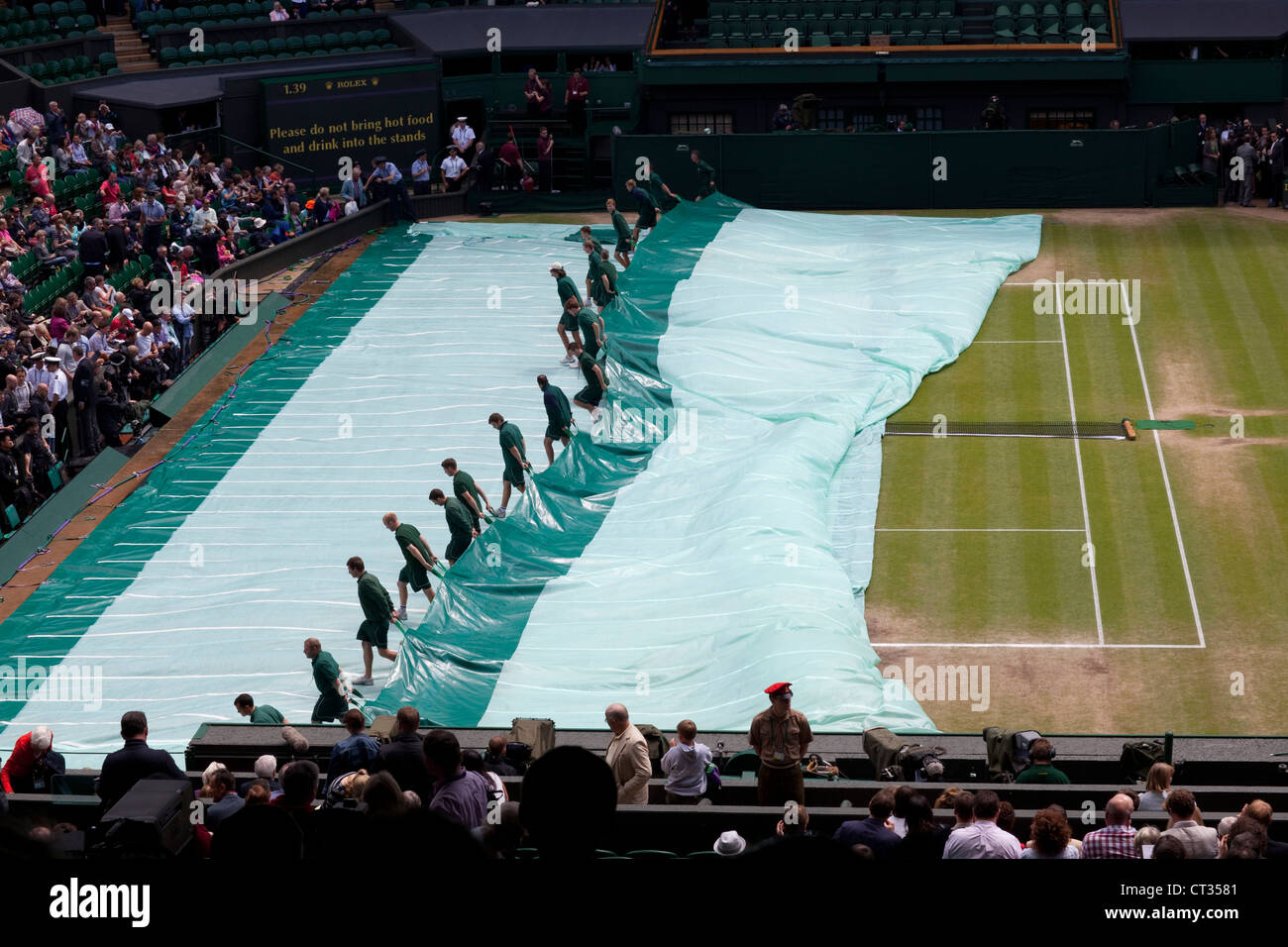 Finale du championnat de Wimbledon Hommes 2012 Roger Federer vs Andy Murray couvre sur. Tiré plus de toit. Troisième série, un jeu de tous. Banque D'Images