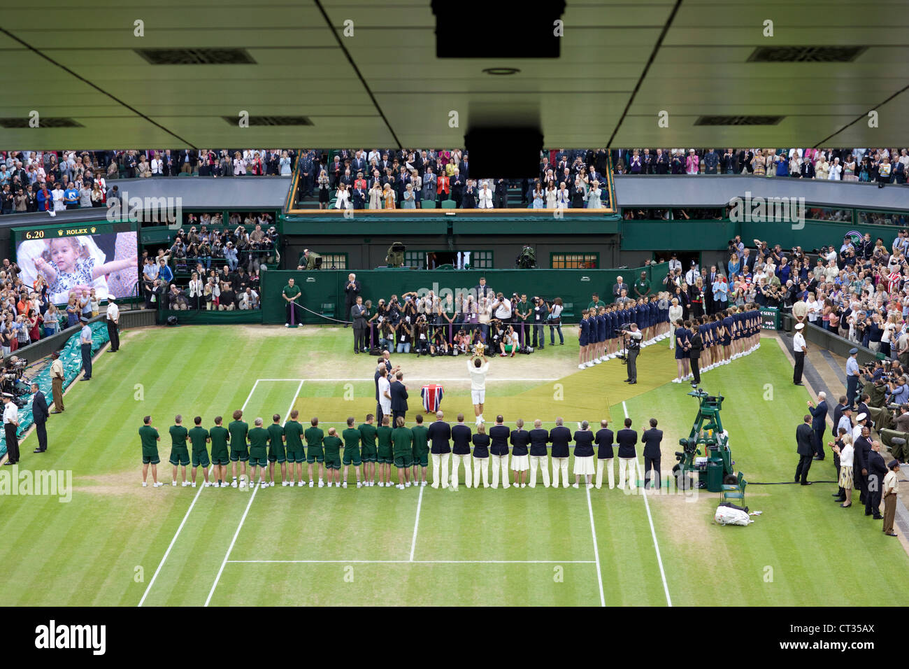 Championnat de Tennis de Wimbledon Hommes 2012 Final. Federer vs Murray Remise d'un trophée, Centre Court Banque D'Images