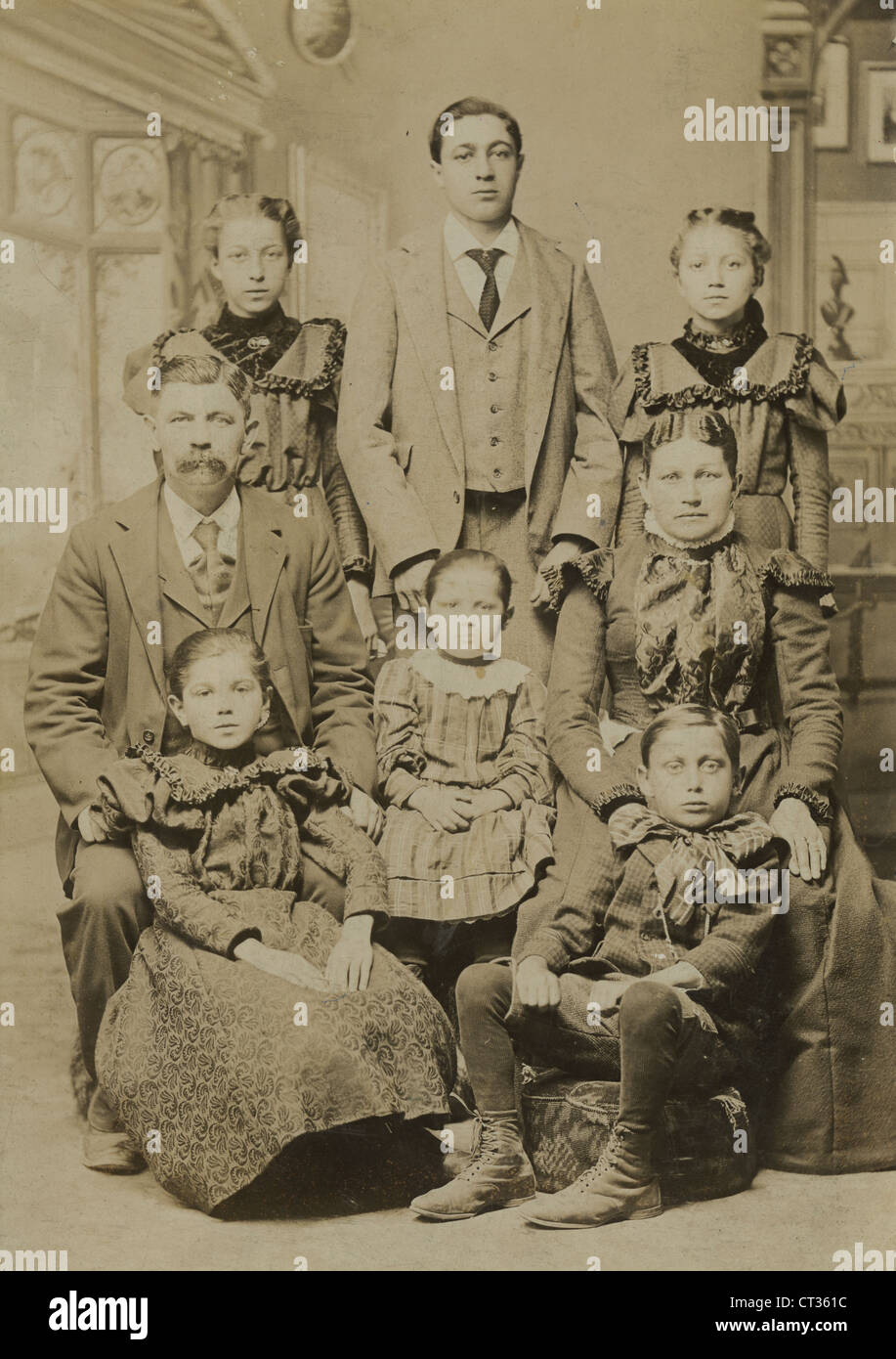 Circa 1880 Carte du cabinet photographie, grande famille dans Webster, Massachusetts. Banque D'Images