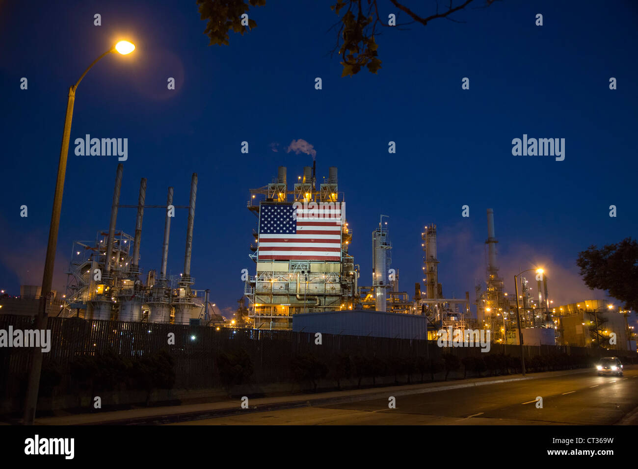 Wilmington, en Californie - une raffinerie de pétrole, exploité par BP, affiche un énorme drapeau américain. Banque D'Images