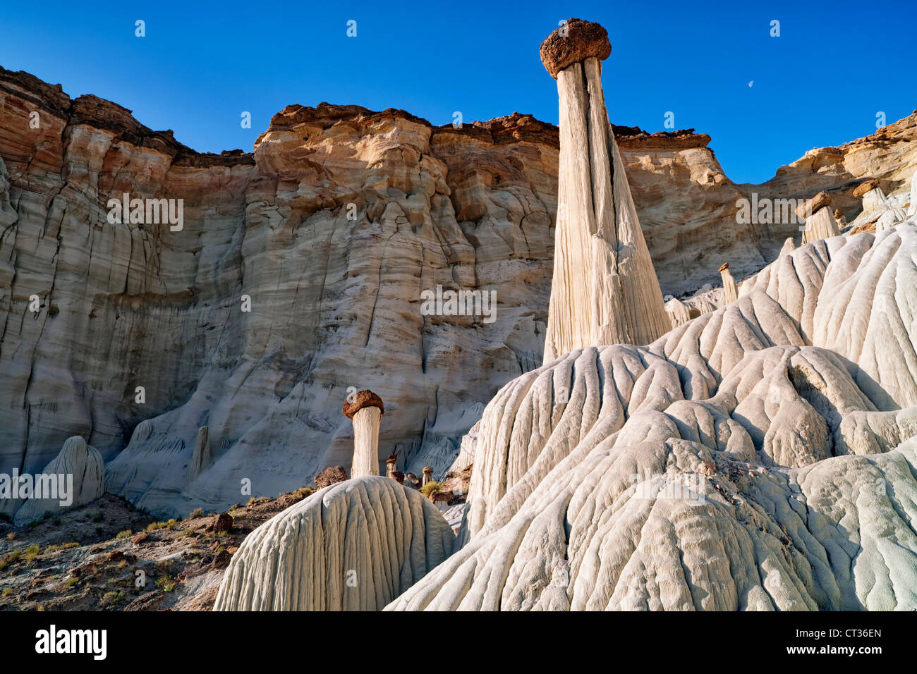 Lune se lève sur les tours du silence Wahweap Hoodoos en Utah's Grand Staircase Escalante National Monument. Banque D'Images