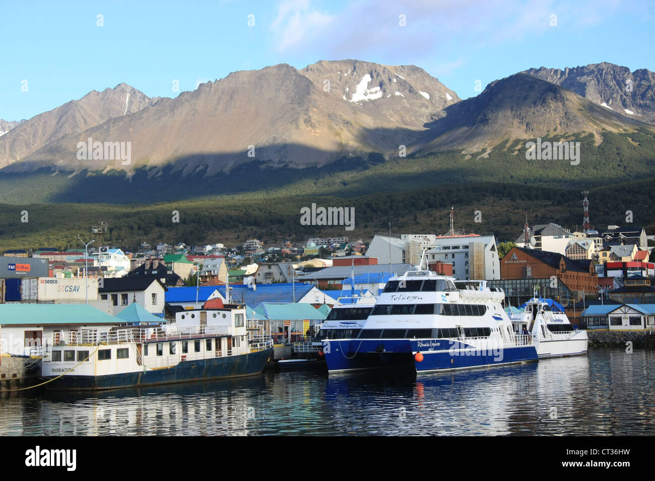 Bord de l'eau et montagnes à Ushuaia, la ville la plus australe du monde, Tierra del Fuego, Argentina Banque D'Images