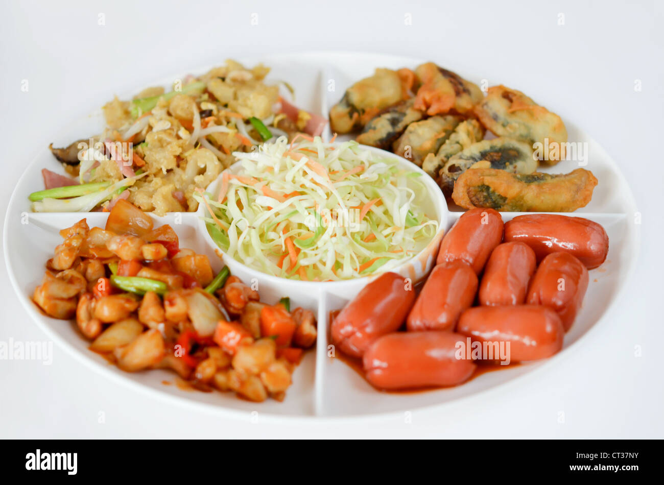 Saucisse de porc frit , œuf frit, viande frite , une cuisine de style asiatique Banque D'Images