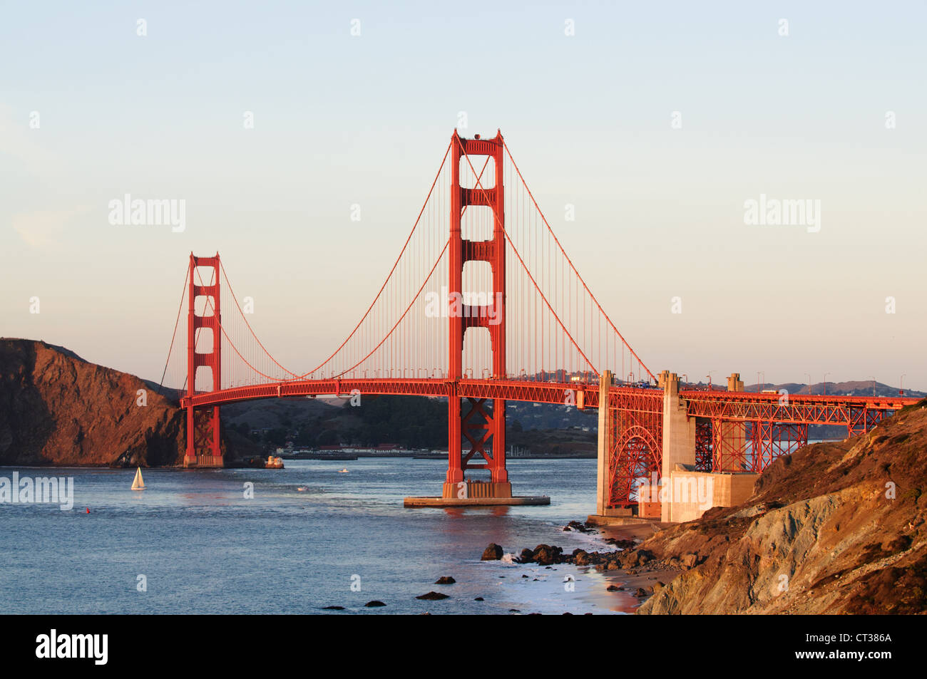 Golden Gate Bridge à partir de la plage de boulangers à San Francisco au coucher du soleil Banque D'Images