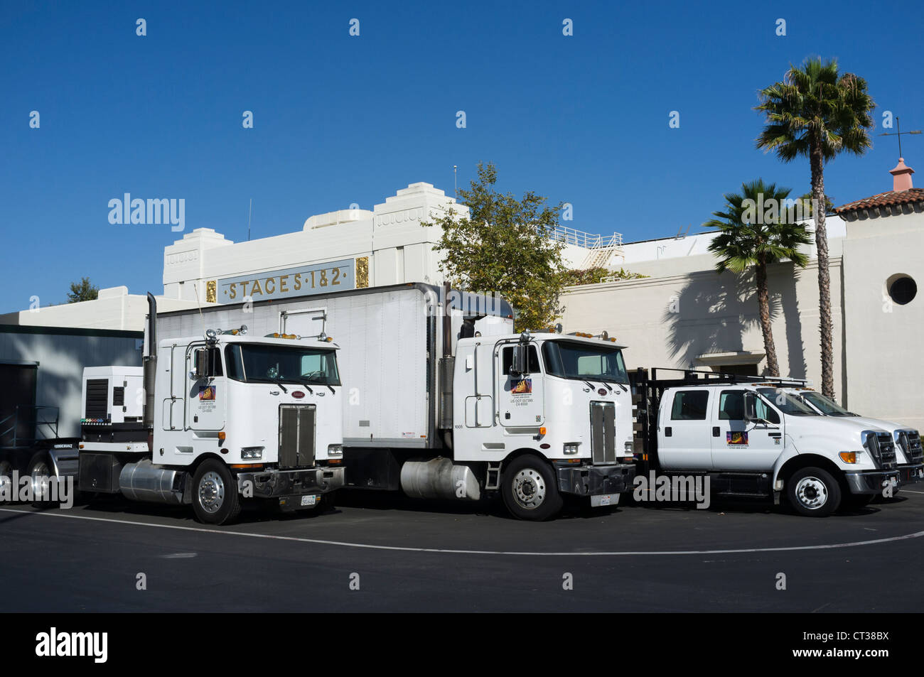 Une rangée de 20th century fox camions alignés en face de stades 1 et 2 dans le lot fox Banque D'Images