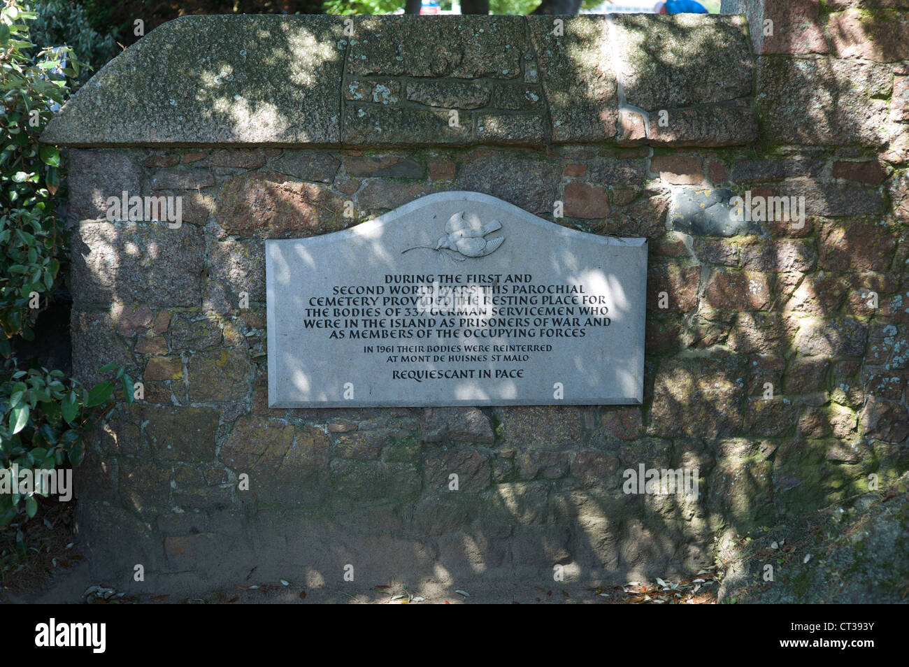 Plaque en l'église St Brelade, Jersey, indiquant des reinternment allemand reste d'hommes après la seconde guerre mondiale Banque D'Images