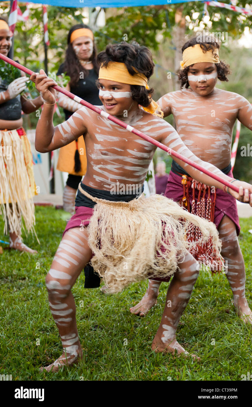 La danse des garçons autochtones dans le cadre de l'accueil par les populations autochtones lors du Dimanche de l'herbe. Nimbin Banque D'Images