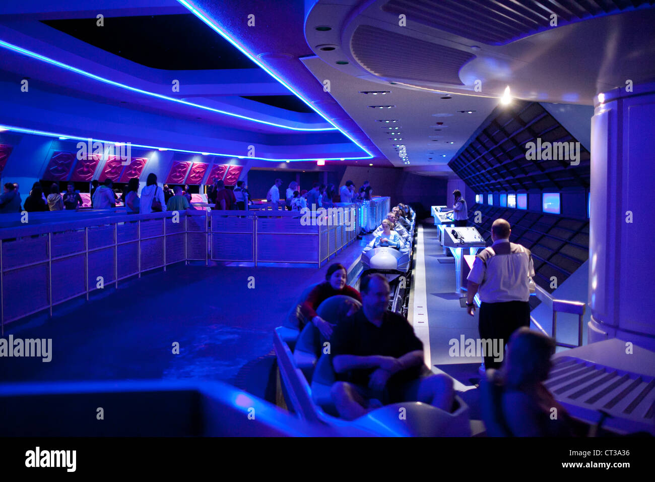 Les gens sur le point de faire un tour dans l'Espace Montagne dans Magic Kingdom, Disney World, Orlando, Floride Banque D'Images
