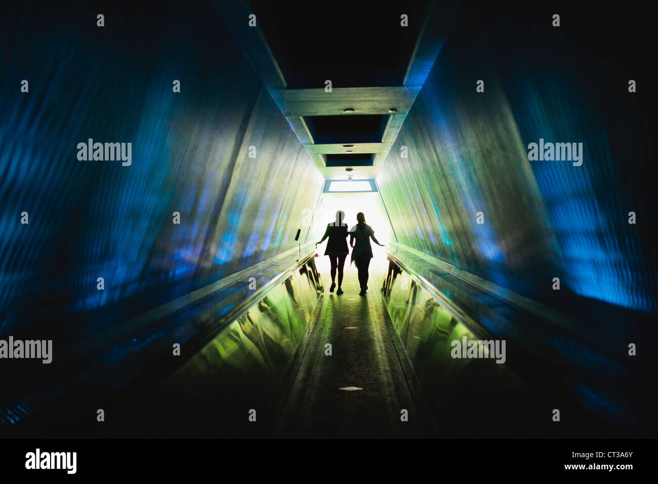 Les gens sortir Space Mountain ride dans Magic Kingdom, Disney World, Orlando, Floride Banque D'Images