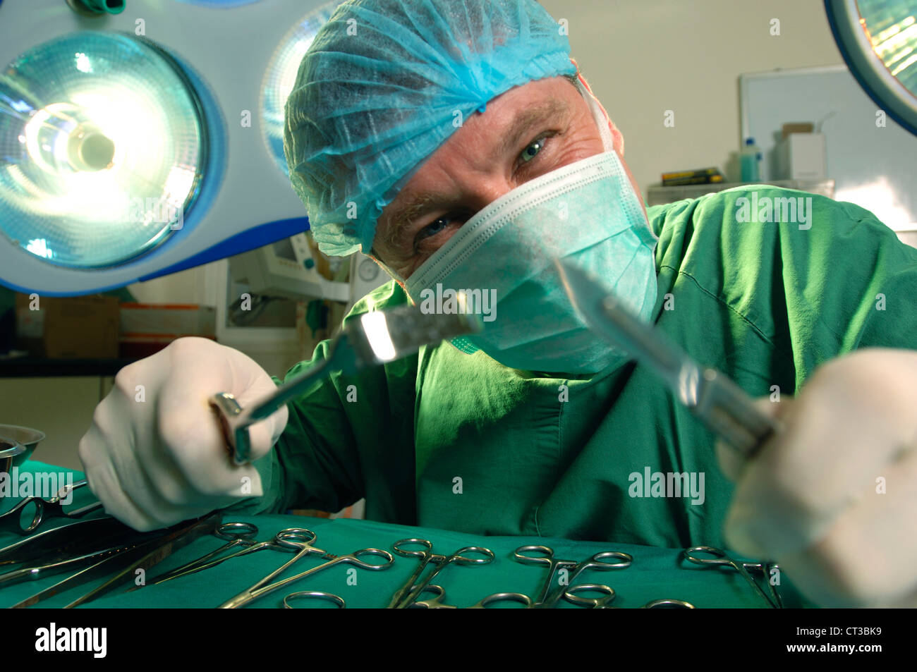 Un chirurgien de façon menaçante contient jusqu'un scalpel et d'un enrouleur. Banque D'Images
