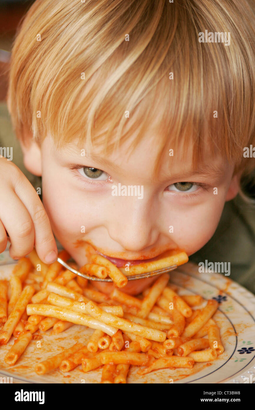 Enfant de manger des féculents Banque D'Images