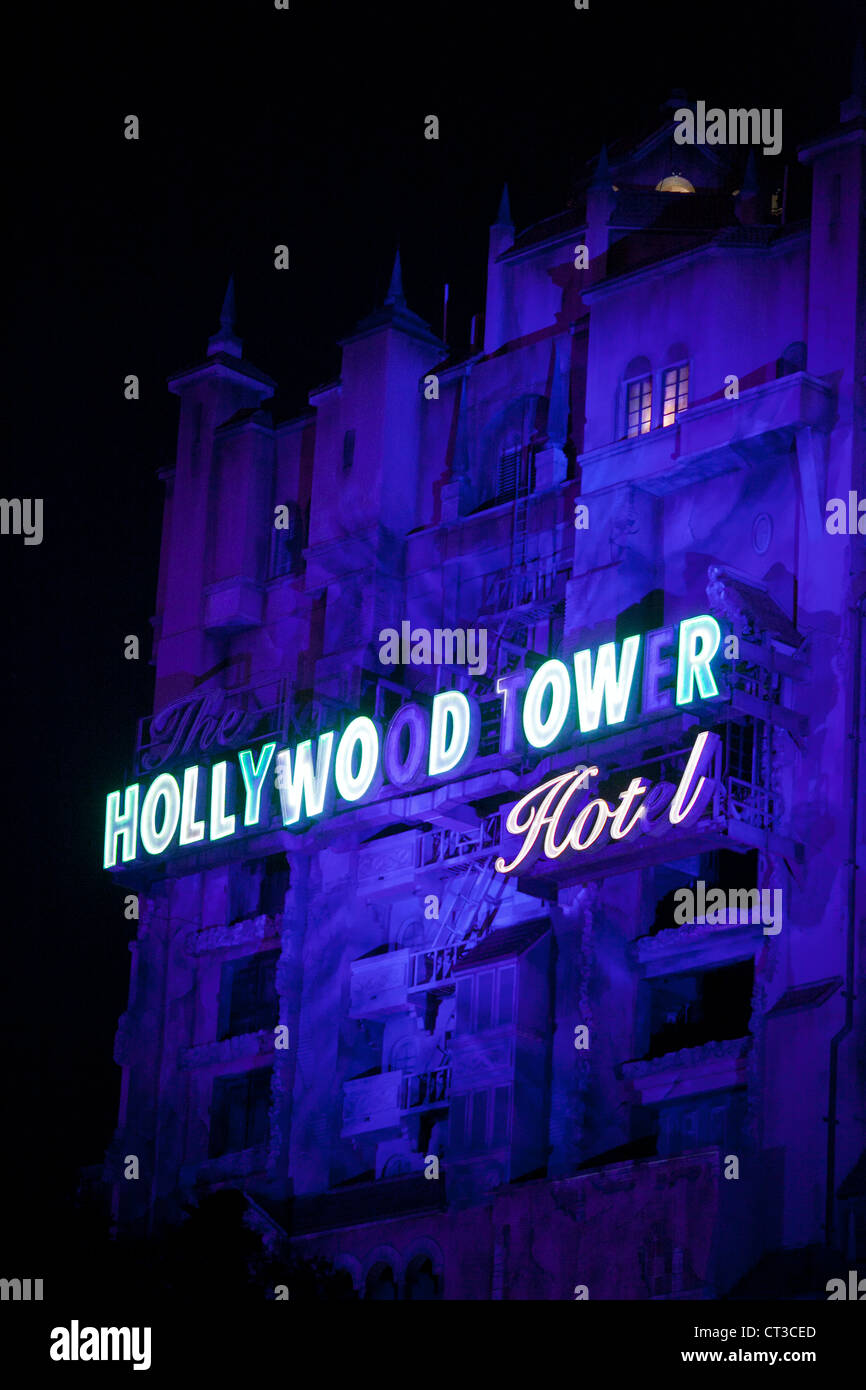 La tour de la terreur la nuit à Hollywood Studios, Parc à Thème Walt Disney World, Orlando, Floride, USA Banque D'Images