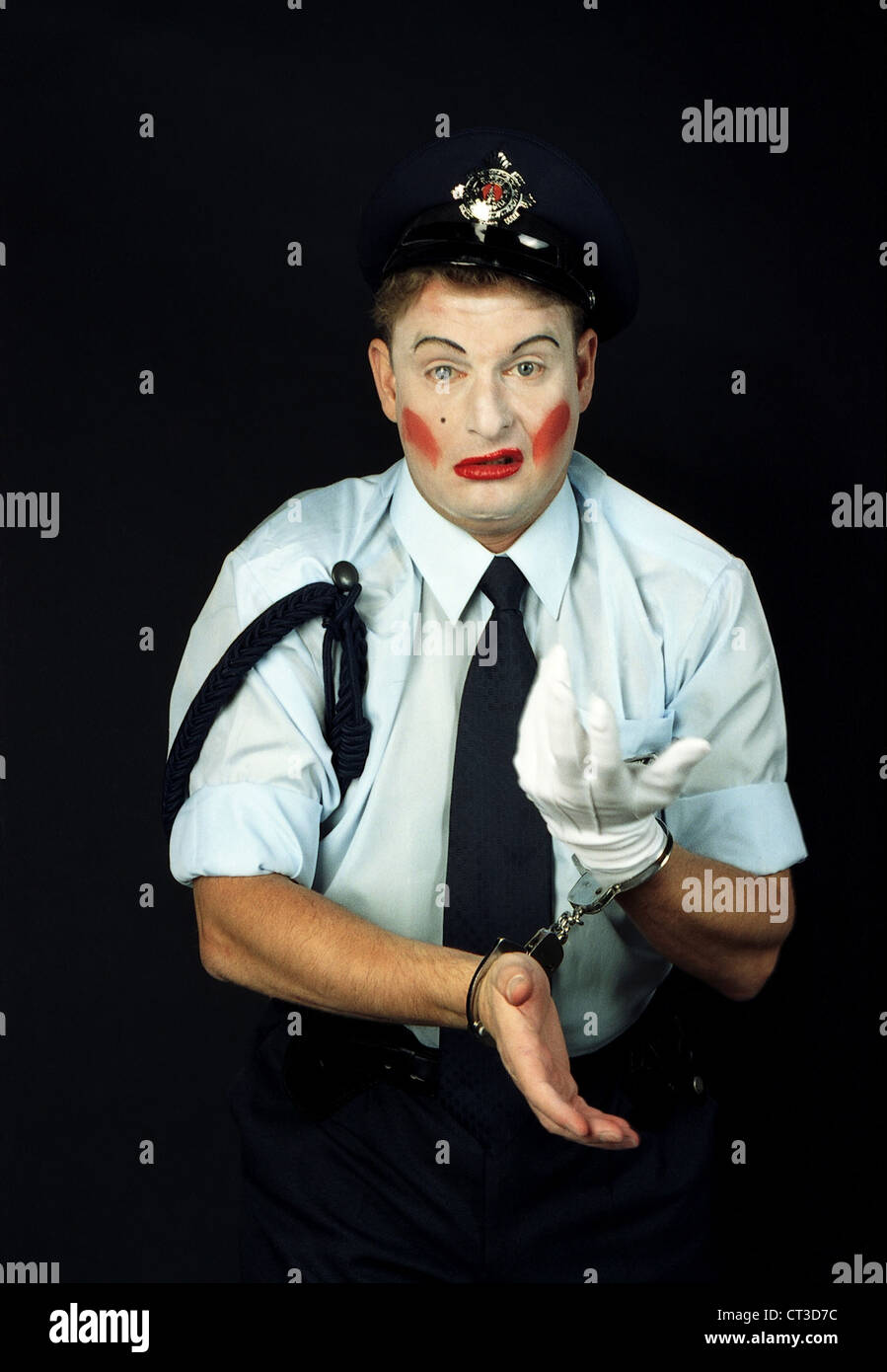 Berlin, un clown dans un uniforme de la police Banque D'Images