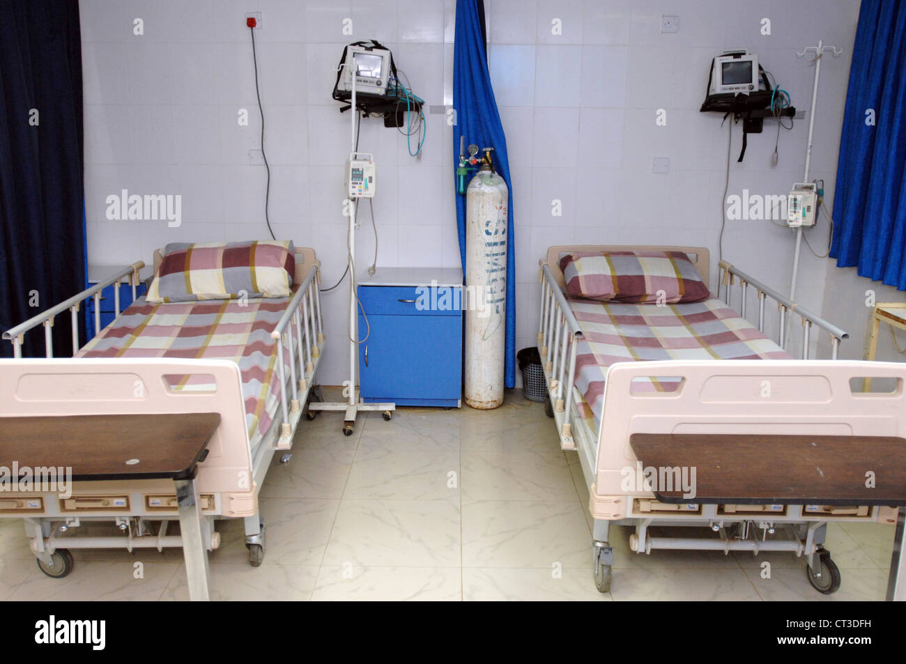 Deux lits d'hôpitaux vides dans un quartier. Banque D'Images