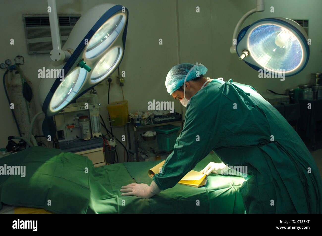 Un chirurgien à plus de notes du patient avant un acte. Banque D'Images