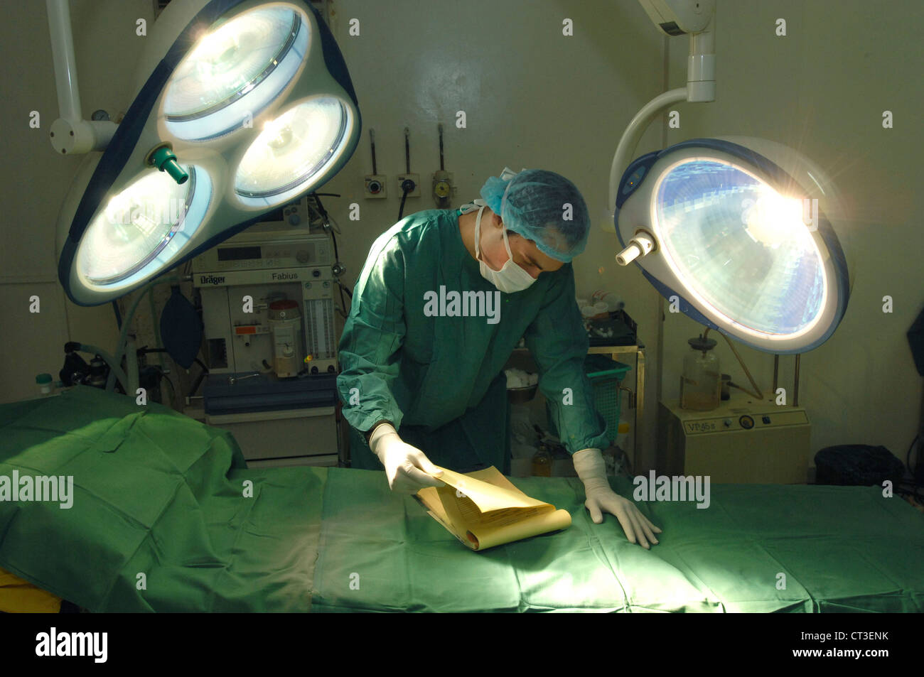 Un chirurgien à plus de notes du patient avant un acte. Banque D'Images