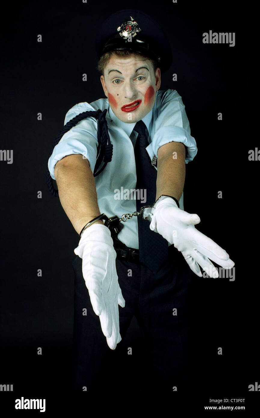 Berlin, un clown dans un uniforme de la police Banque D'Images