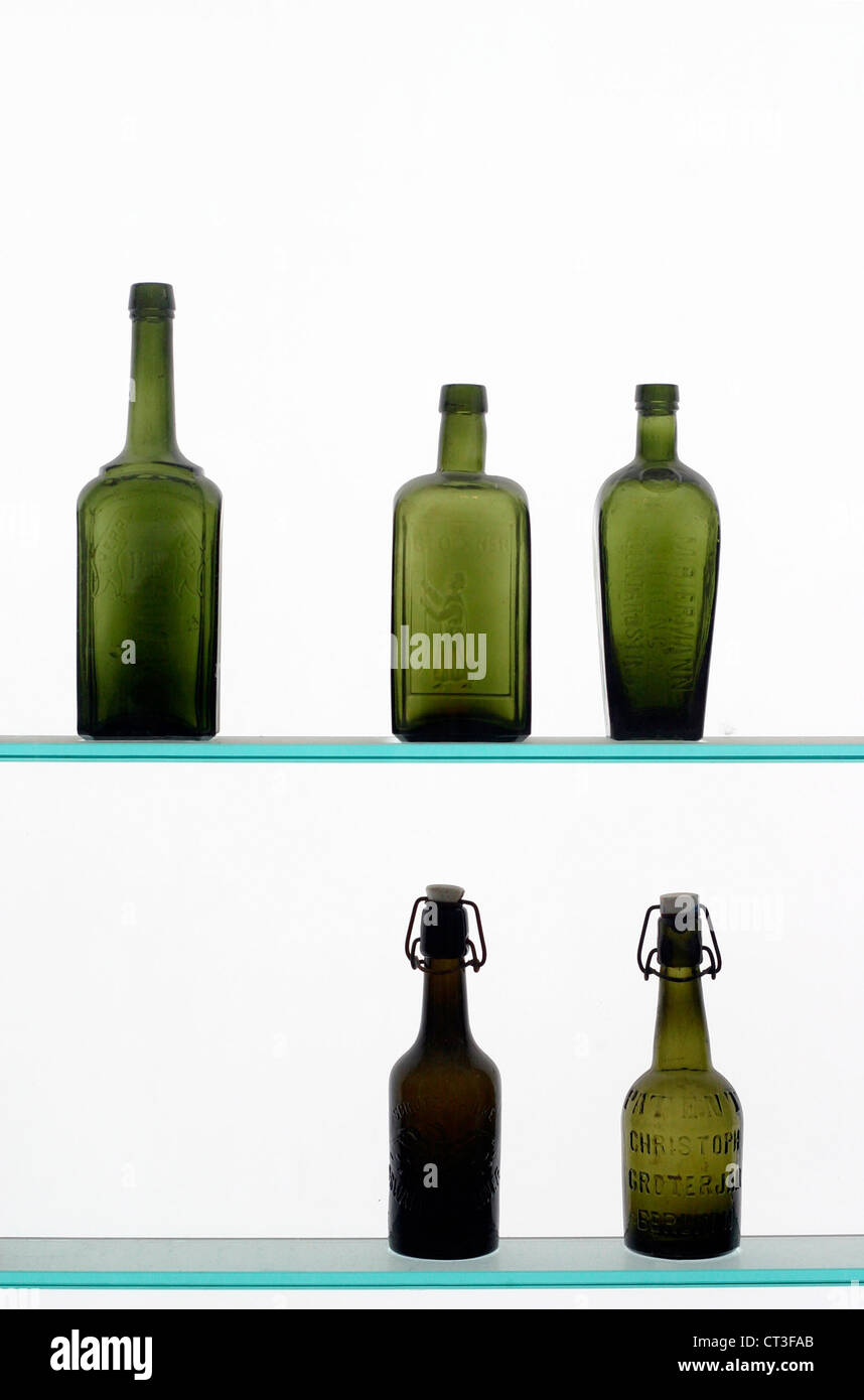 Berlin, les bouteilles en verre dans l'historique Musée du sucre Photo  Stock - Alamy