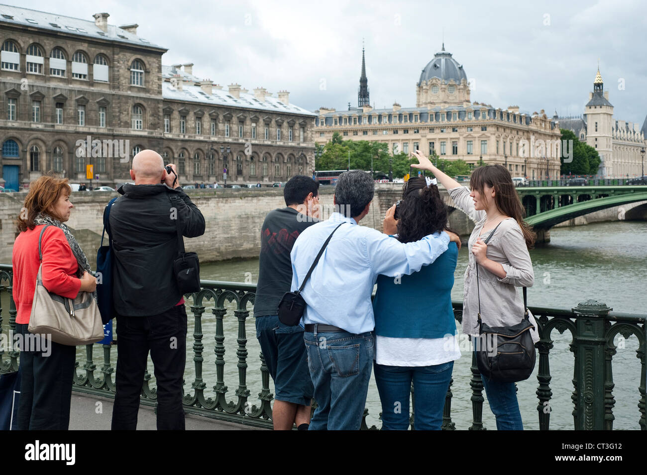 Paris, France - un groupe de touristes visites touristiques avec un guide. Banque D'Images