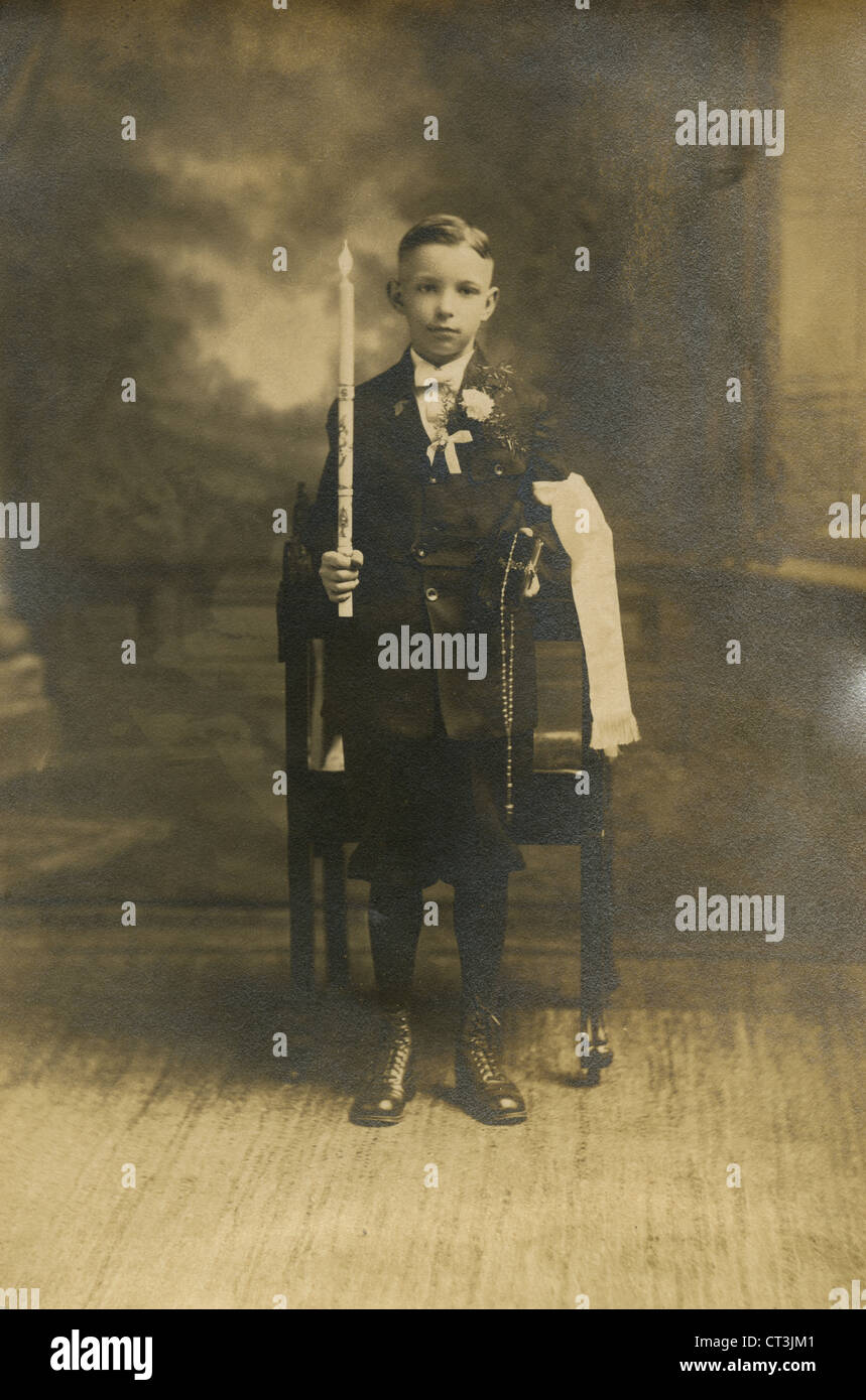 Circa 1910 photographie, célébrer la première Communion garçon, probablement dans le Massachusetts, aux États-Unis. Banque D'Images