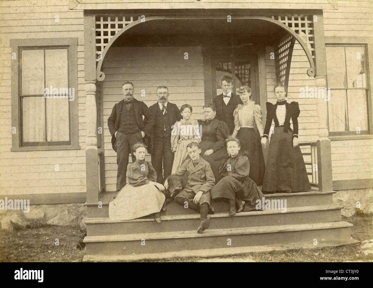 Circa 1890 photographie ancienne famille Victorienne, sur le perron de leur maison, probablement dans le Massachusetts, aux États-Unis. Banque D'Images