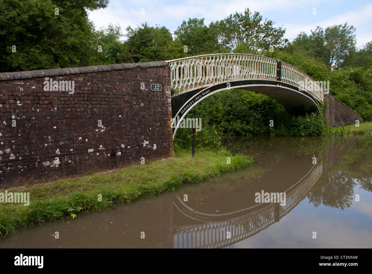 Ce pont en fer forgé numéro 32 sur la vieille Brinklow cours du canal canal d'Oxford - a été faite par Horsley Iron Works. Banque D'Images