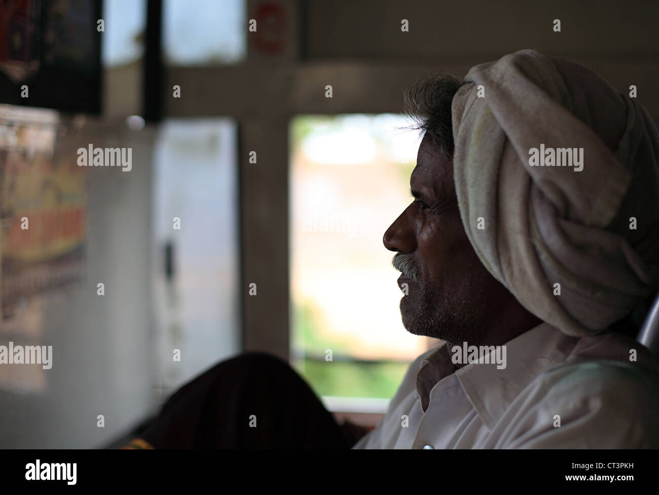 Vieil homme dans le bus l'Andhra Pradesh en Inde du Sud Banque D'Images