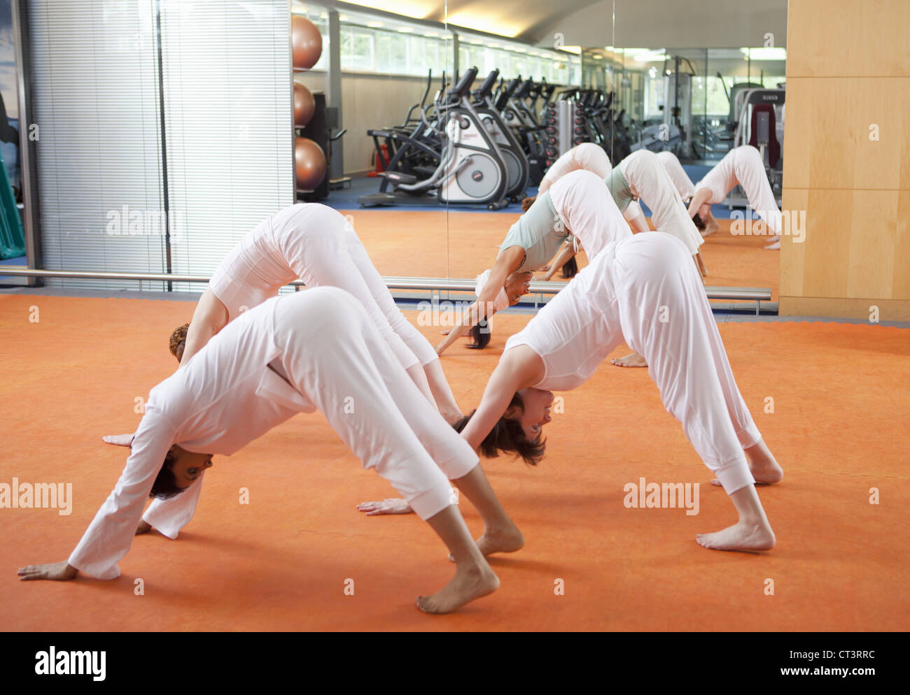 Les personnes pratiquant le yoga ensemble en classe Banque D'Images