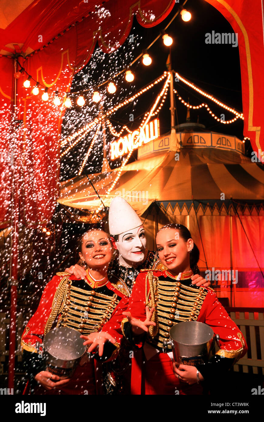 Circus Roncalli, Clown blanc et deux Ballettmaedchen Rossi Janvier Banque D'Images