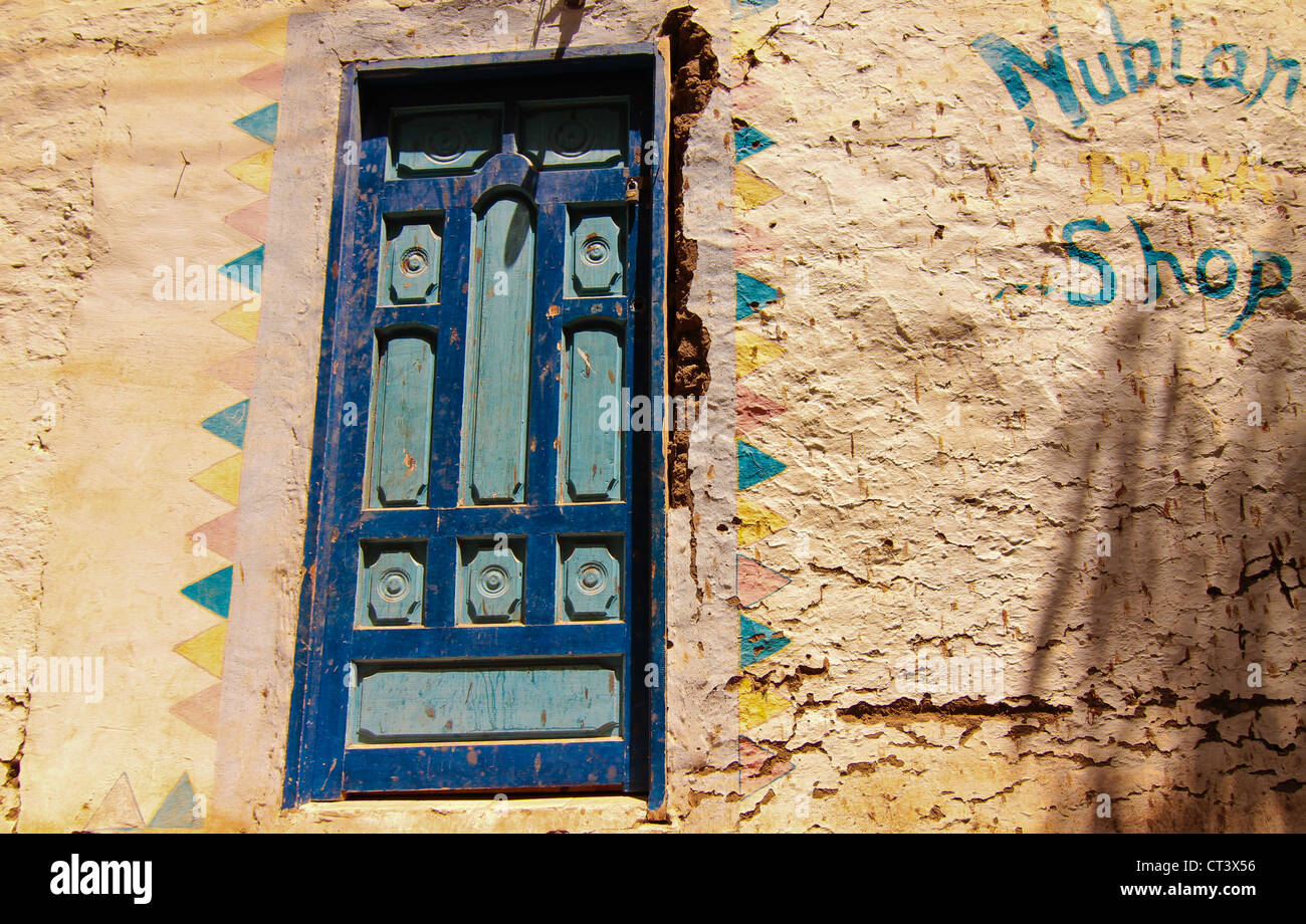 Entrée d'une boutique de Nubie sur l'île Eléphantine à Assouan Egypte Banque D'Images