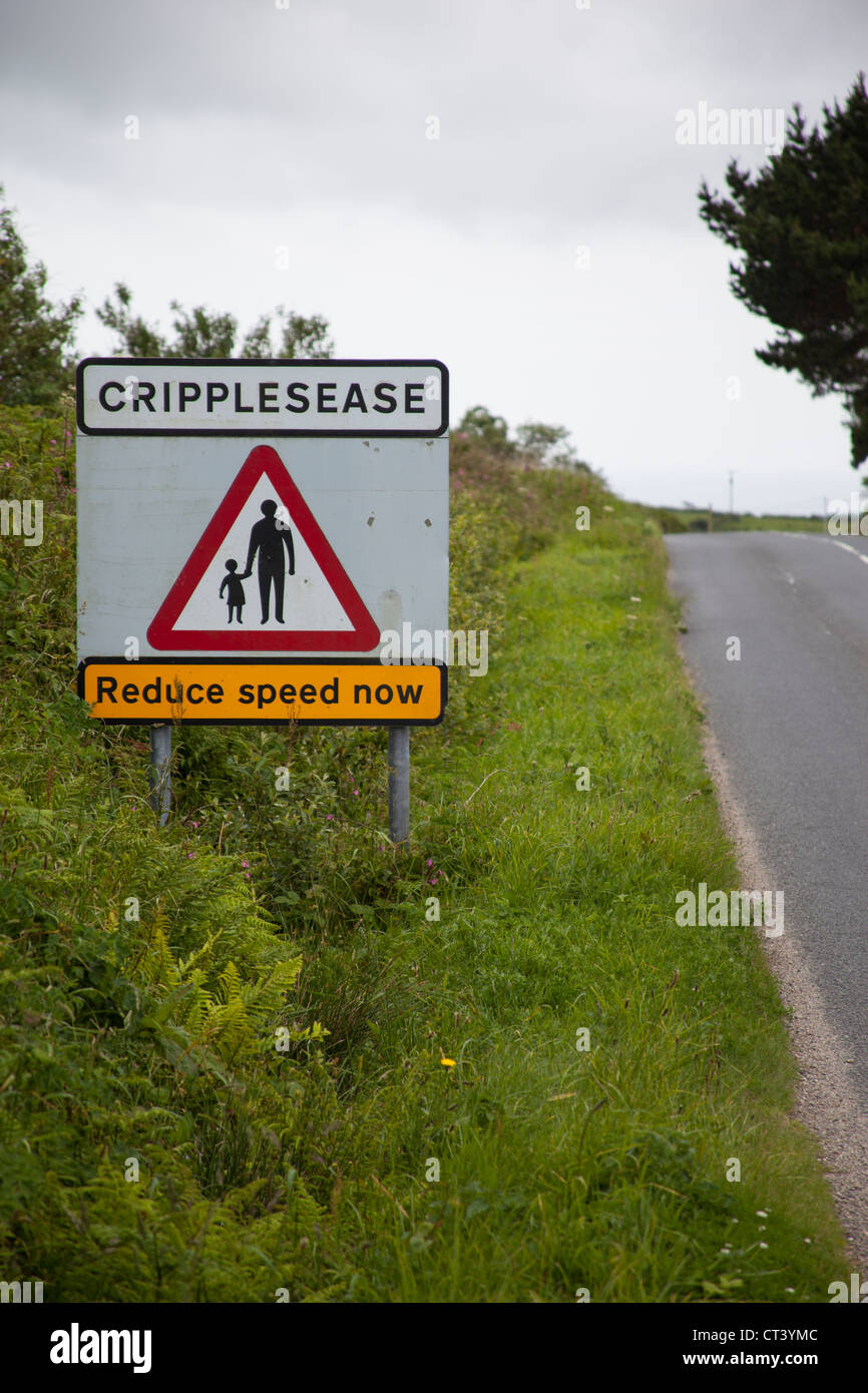 Nom de lieu d'humour pour un village près de St Ives, Cornouailles. L'enseigne vient après une longue marche en amont de ces deux directions. Banque D'Images