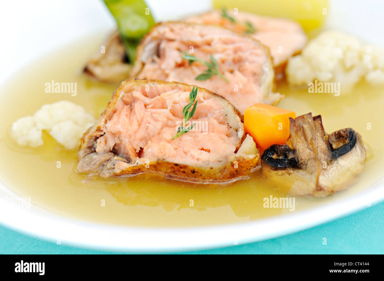 Soupe de poisson thon aux légumes et champignons Banque D'Images