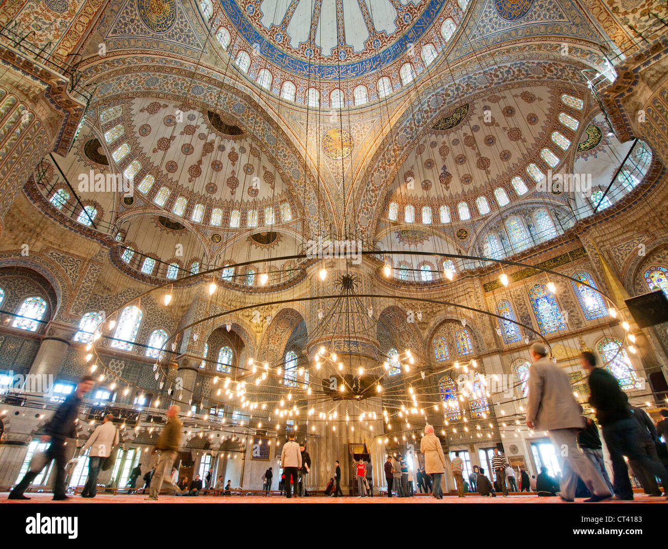 Les gens à l'intérieur de la Mosquée Bleue, également connu sous le nom de mosquée Sultan Ahmed à Istanbul Turquie Banque D'Images