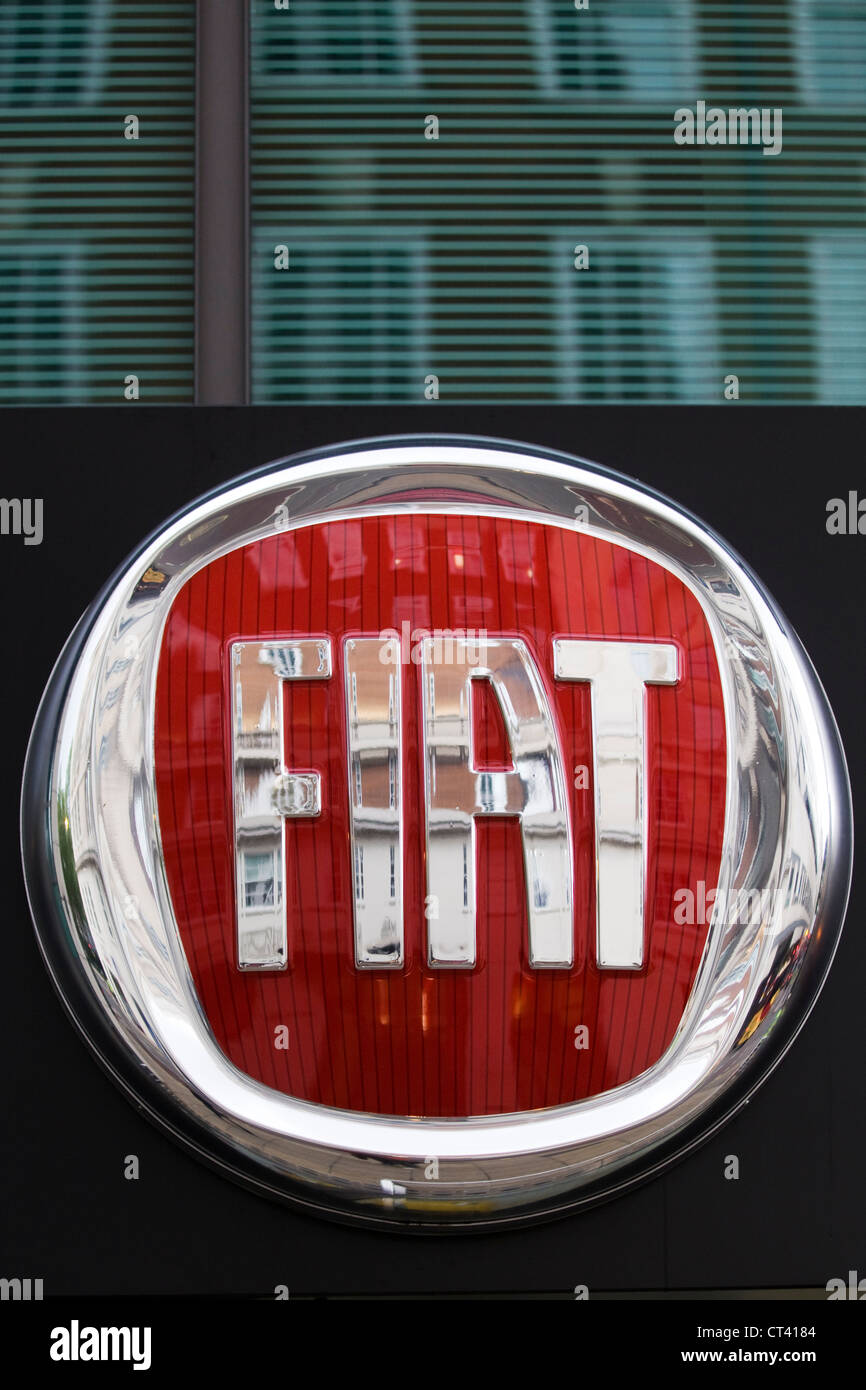 Fiat signe avec la réflexion de vitrines Banque D'Images Fiat signe avec la réflexion de vitrines Banque D'Images