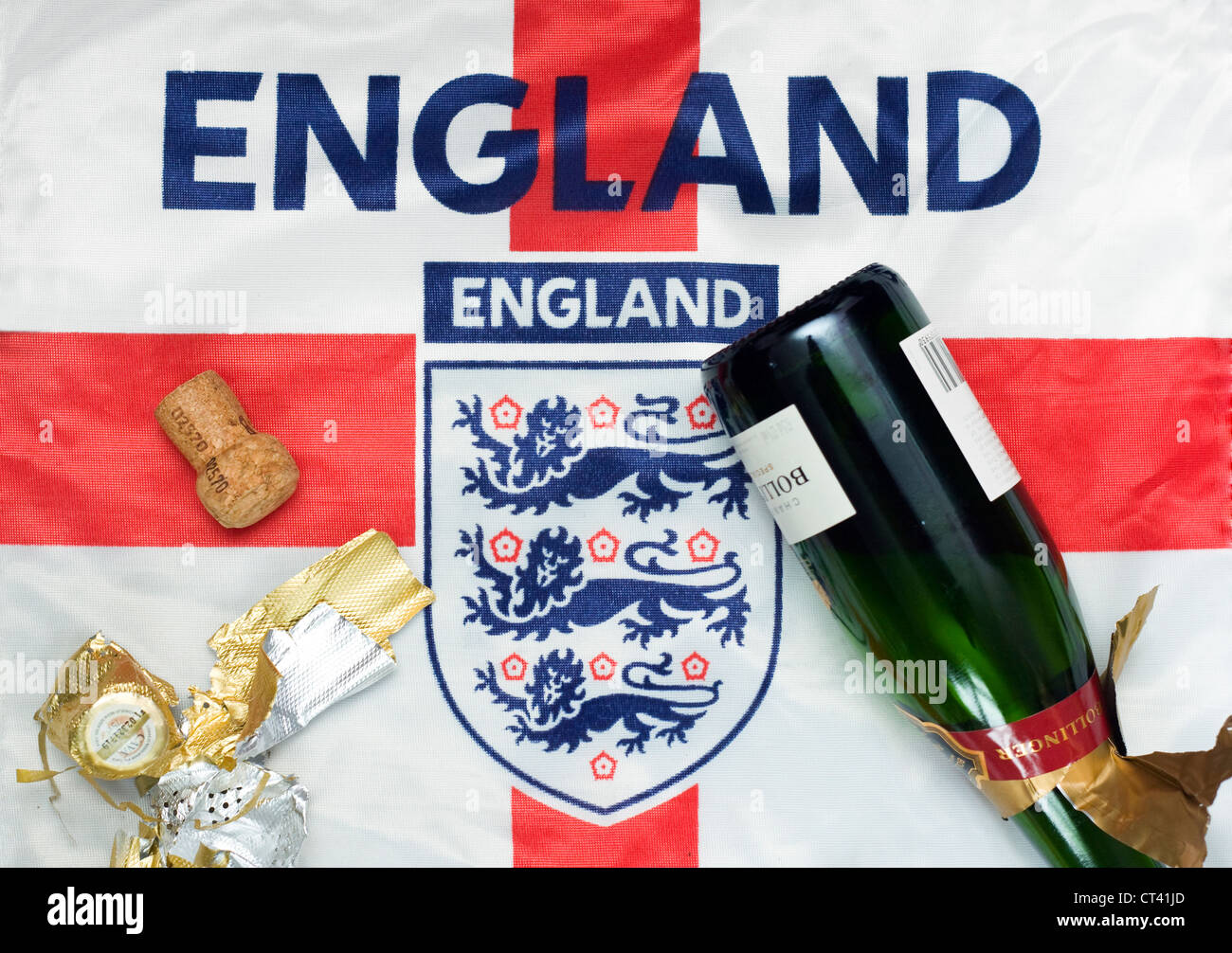 Angleterre Football drapeau avec bouteille de champagne vide Banque D'Images