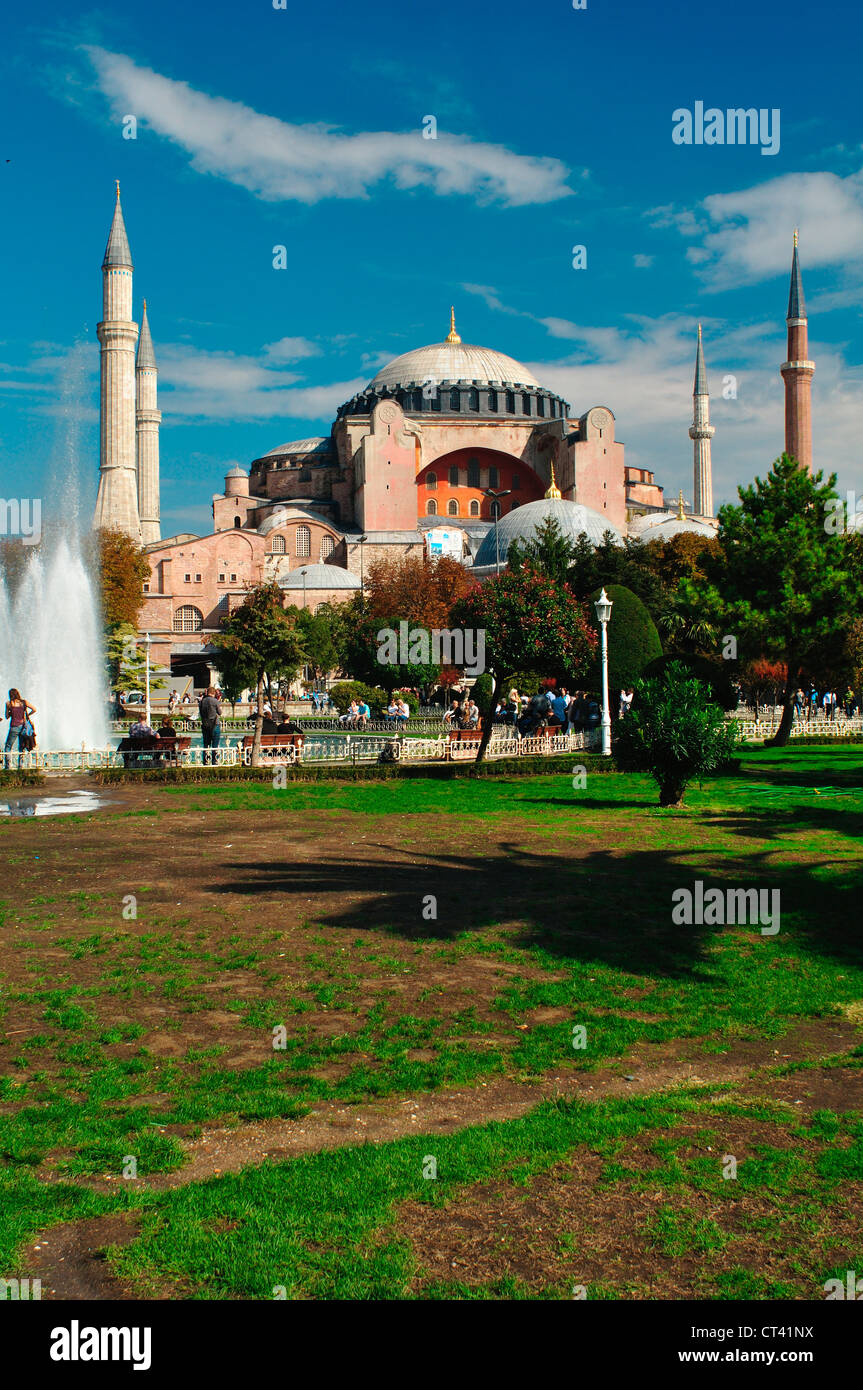 La Turquie, Instanbu, Sultan Ahmet parc en face de l'Ayasofya Camii mosquée Sainte-Sophie et du Musée Banque D'Images