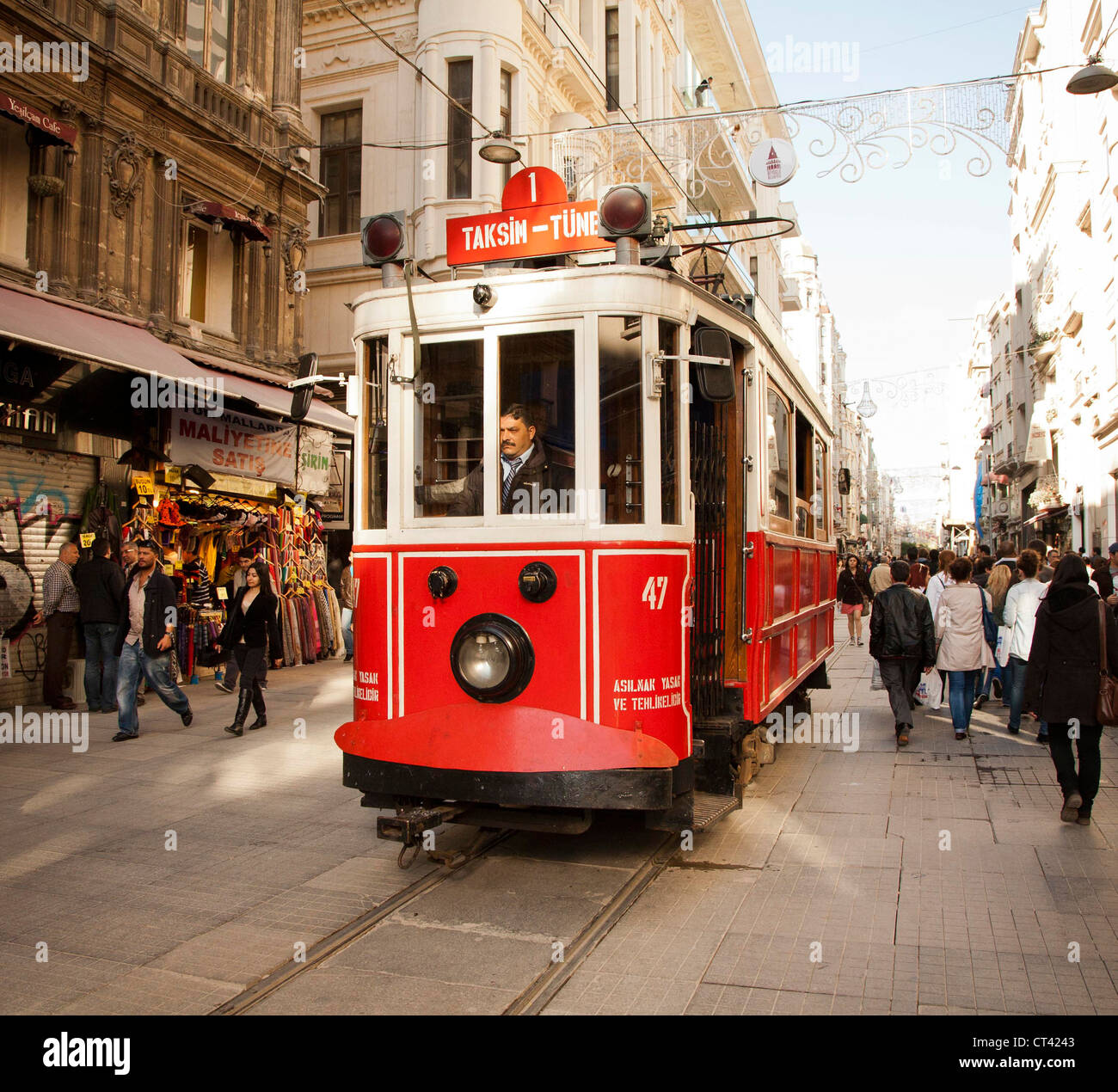 Tramway rouge dans Istiklal Caddesi à Istanbul Turquie Banque D'Images