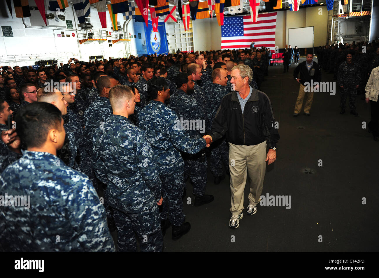 L'ancien président George W. Bush serre la main avec les marins à bord de la Marine, porte-avions, l'USS George H. W. Bush lors d'une visite au navire le 10 juin 2012 dans l'océan Atlantique . Banque D'Images