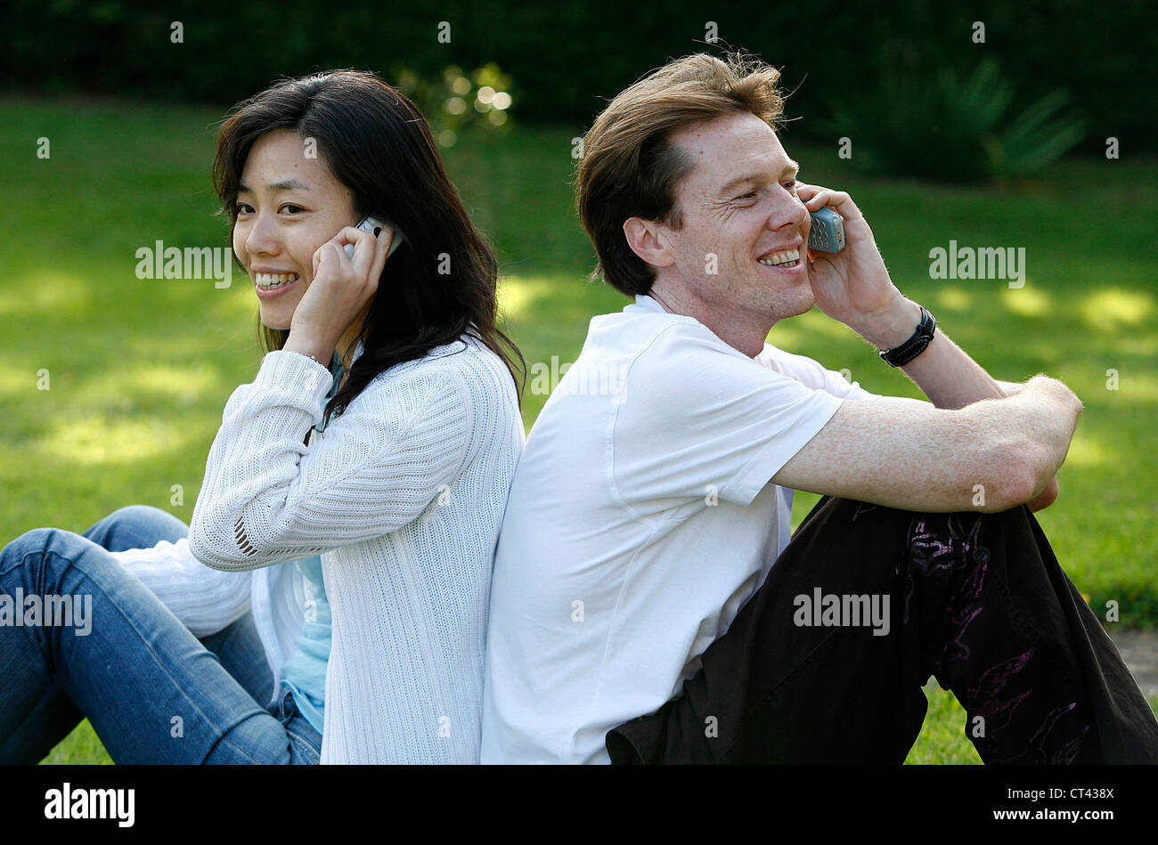 COUPLE SUR LE TÉLÉPHONE Banque D'Images