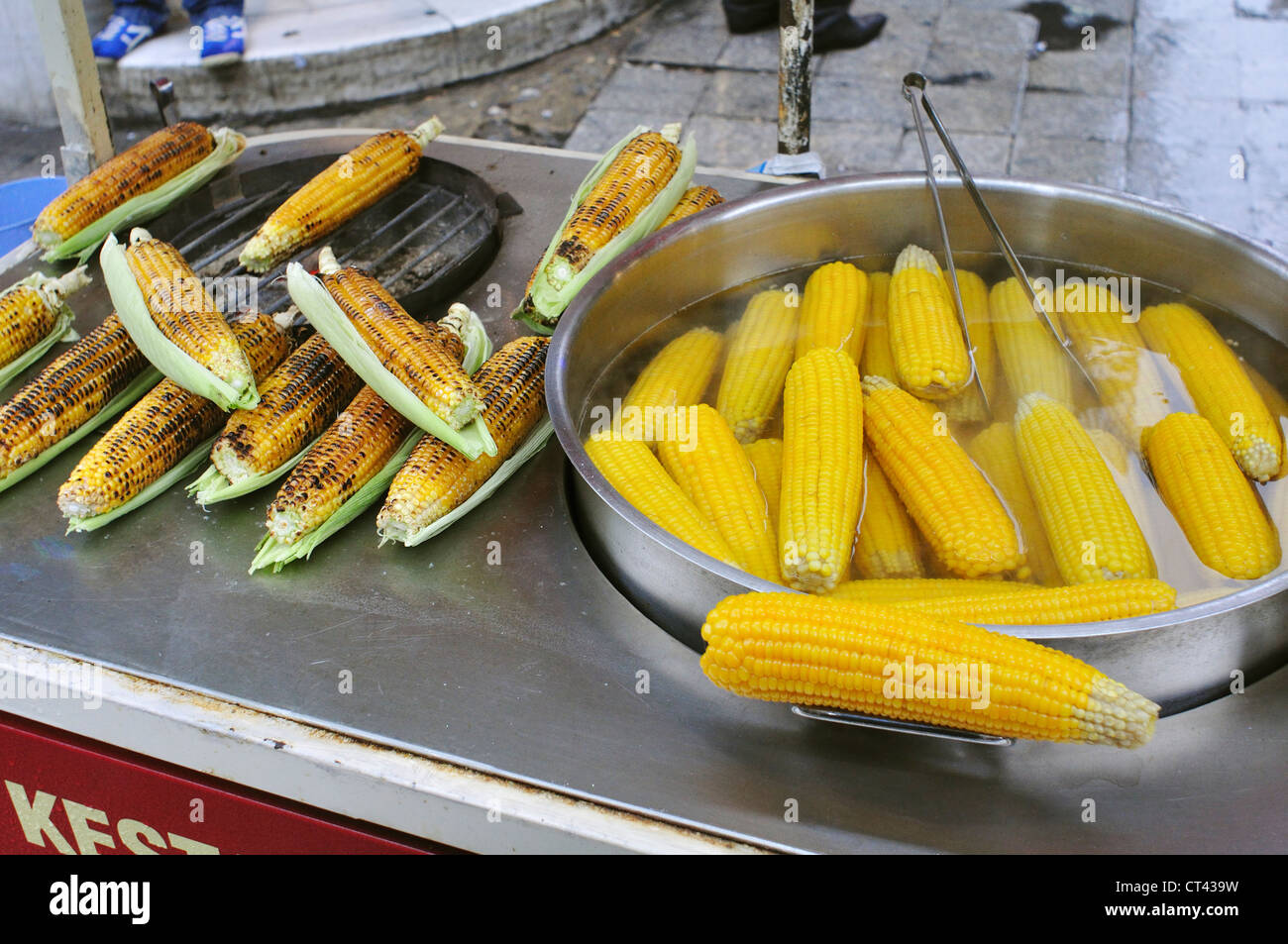 La Turquie, Istanbul, maïs cuit en vente sur un étal du marché Banque D'Images