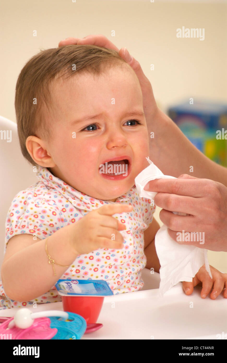 1-3 ANS bébé qui pleure Banque D'Images
